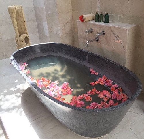 ванна, розы
