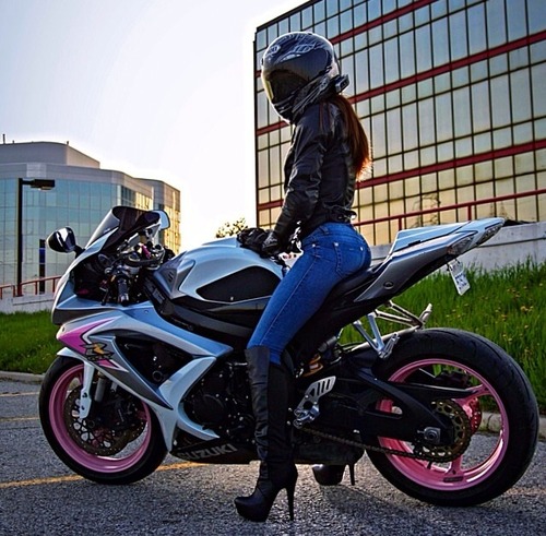 Девушка на шпильках на мотоцикле