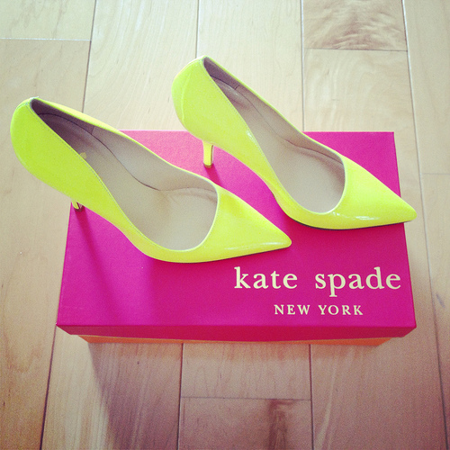 Ярко-жёлтые лаковые туфли от Кейт Спэйд