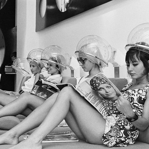 Ретро фото: девушки в салоне сушат волосы