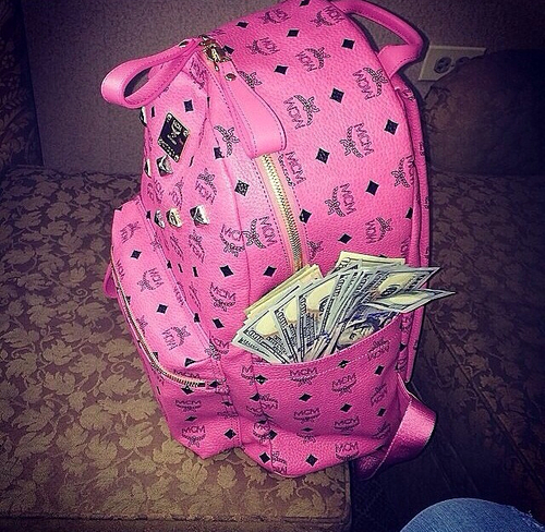 Розовый рюкзак МСМ и деньги в кармашке