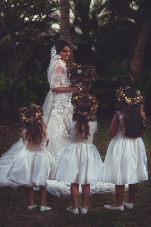 Невеста и девочки в белых платьях
