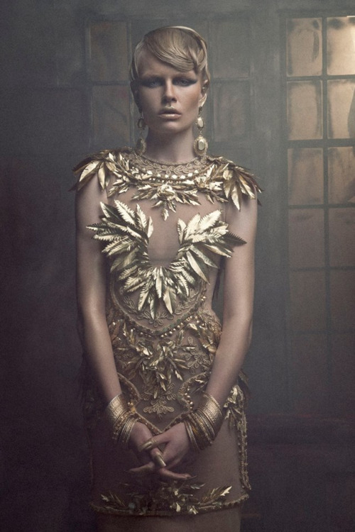Прозрачно-золотистое платье