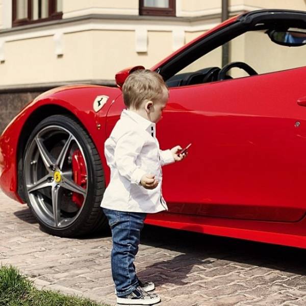 Мальчик у красной спортивной машины