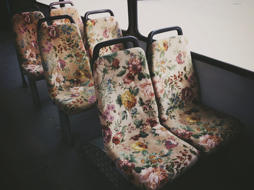 Сиденья в цветочек в автобусе