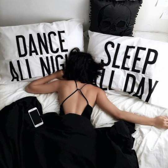 Подушки: танцуй всю ночь, спи весь день!