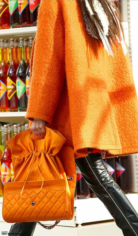 Девушка в оранжевом пальто и с оранжевой сумкой