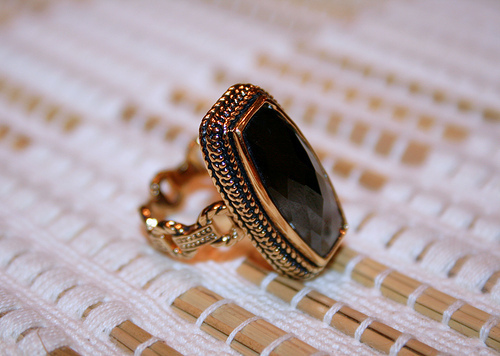 Золотой перстень с черным камнем