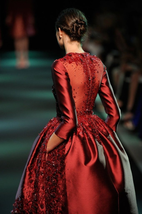 Девушка в красном атласном платье (со спины)