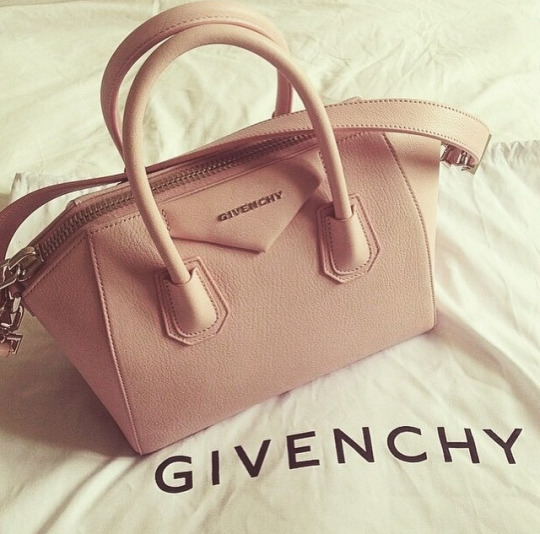 Розовая сумка GIVENCY