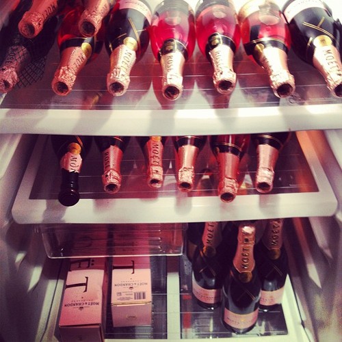 Полный холодильник шампанского  MOET