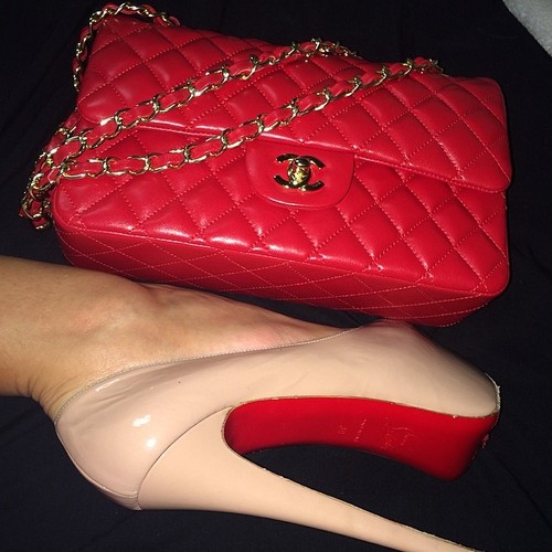 Красная сумка от Шанель и розовые туфли лабутены