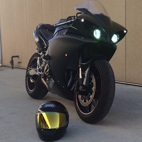 Черный мотоцикл BMW и шлем с зеркальным стеклом