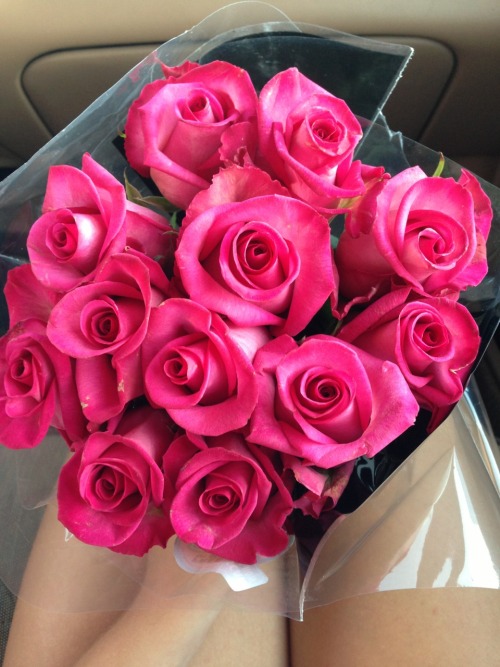 Букет розовых роз в руках девушки