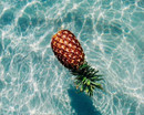 Прозрачное море и ананас