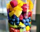 Фрукты и ягоды в пластиковом стакане