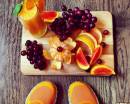 Ноги девушки в оранжевых кроссовках и фрукты