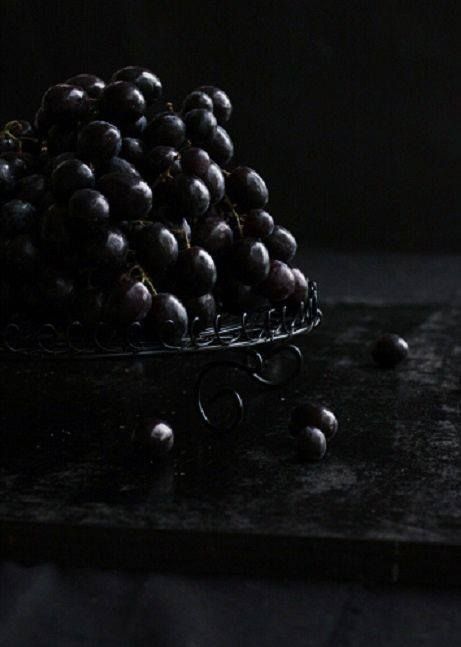 Чашка с чёрным виноградом