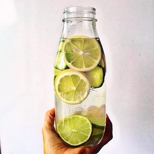 Вода с лимонами в бутылке
