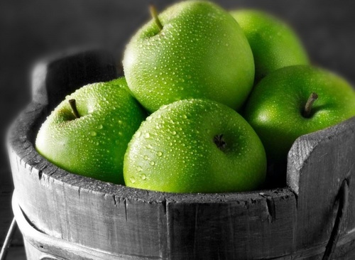 Зеленые яблоки с капельками воды в кадушке