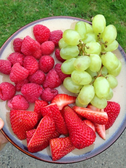 Виноград, клубника и малина на тарелке