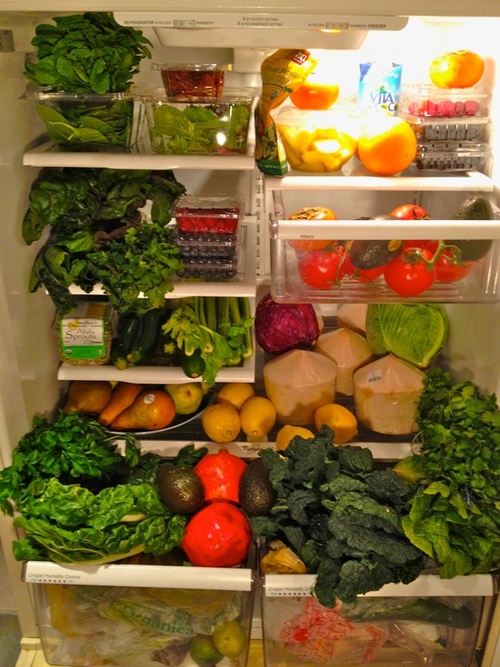 Холодильник, наполненный овощами и зеленью