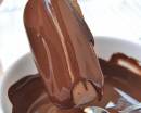 Шоколадное эскимо, погружаемое в шоколад
