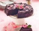 Шоколадный торт с розовыми розами