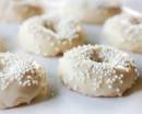 Пончики в белой глазури с белой посыпкой