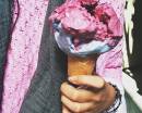 Большая порция клубничного мороженого в рожке