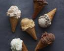 Шесть порций мороженого в вафельных рожках