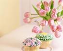 Розовые тюльпаны и кексы с кремом в форме цветов