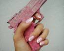 Розовый пистолет в руке