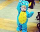 Малыш в костюме голубого дракончика