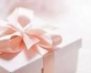 Подарок в розовой коробке с ленточкой