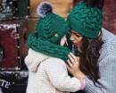 Мама и ребёнок в зелёных вязаных шапках