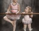 Две девчушки балеринки