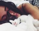 Спящая в обнимку с котом, девушка