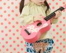 Девочка с розовой гитарой