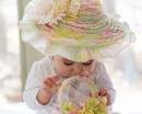 Малышка в шляпе с бабочкой