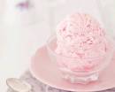 Розовое мороженое в креманке