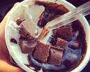 Кусочки пористого шоколада в мороженом