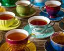 Чай в разных ярких чашках