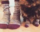 Девушка и котик в одинаковых носочках