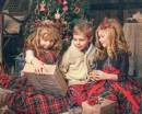 Дети у Рождественской ёлки с подарками