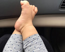 Пухлые ножки ребенка