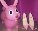 Розовые туфли и розовый резиновый заяц