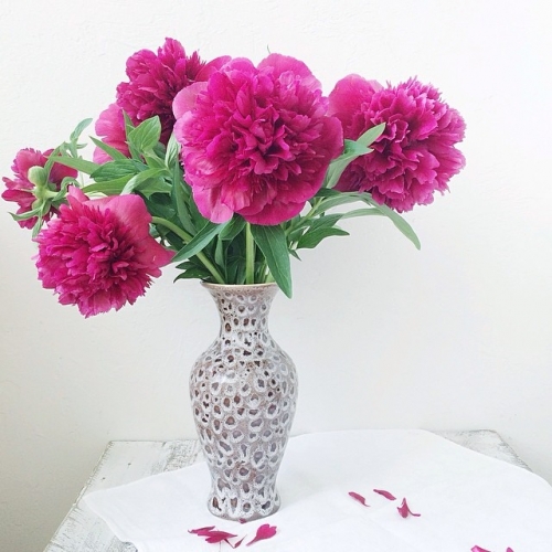 Розовые пионы в вазе