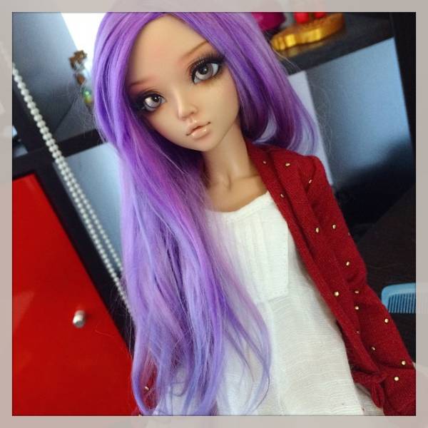 Кукла с длинными фиолетовыми волосами