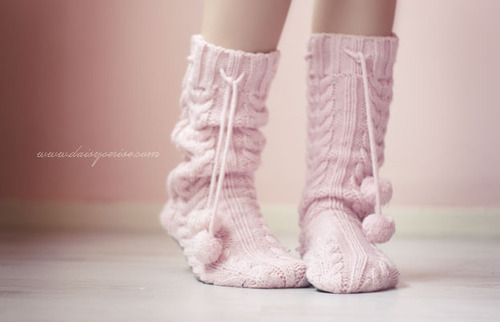 Розовые вязаные носочки с помпонами